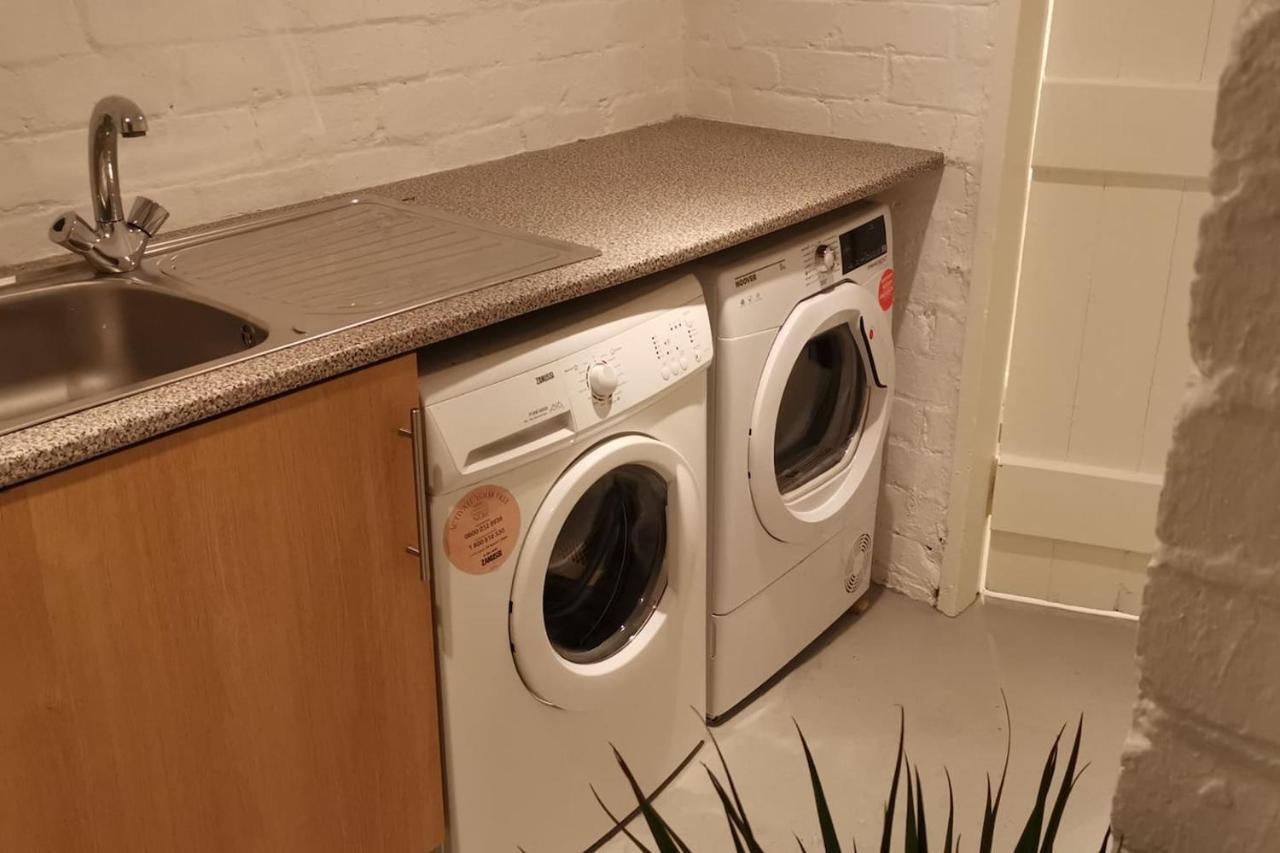 Perfectly Located 4 Storey Townhouse With 2 Parking Spaces In Central 哈罗盖特 外观 照片