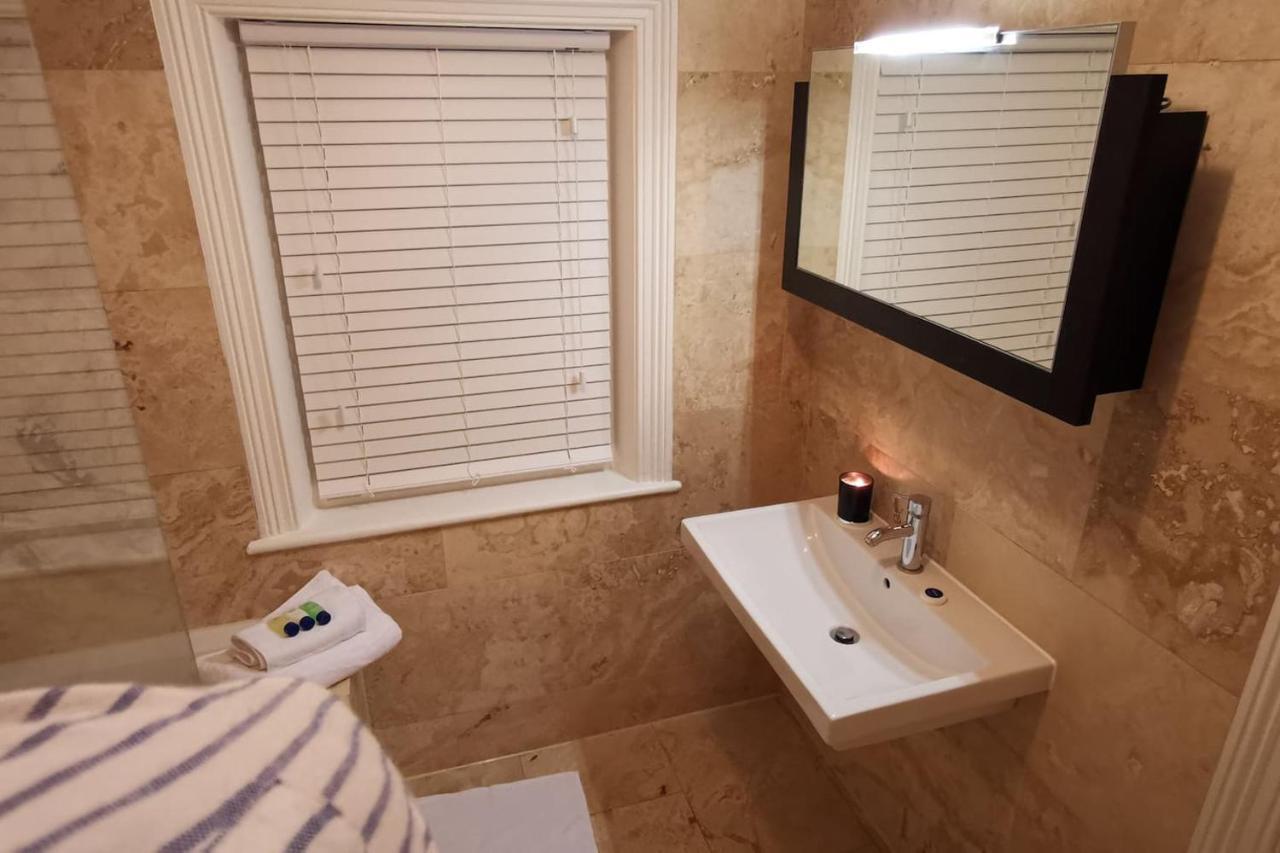Perfectly Located 4 Storey Townhouse With 2 Parking Spaces In Central 哈罗盖特 外观 照片